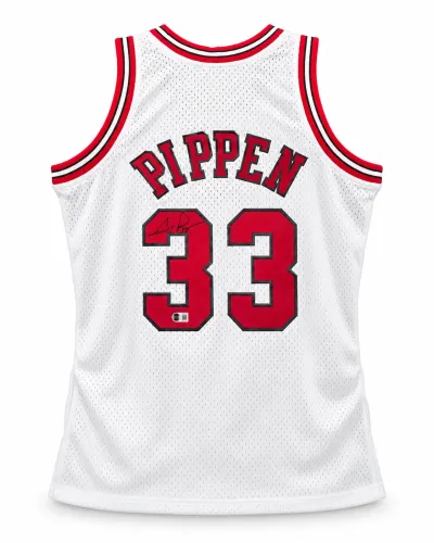 Scottie Pippen Signed Chicago Bulls #33 Mitchell & Ness Jersey – Beckett Witnessed