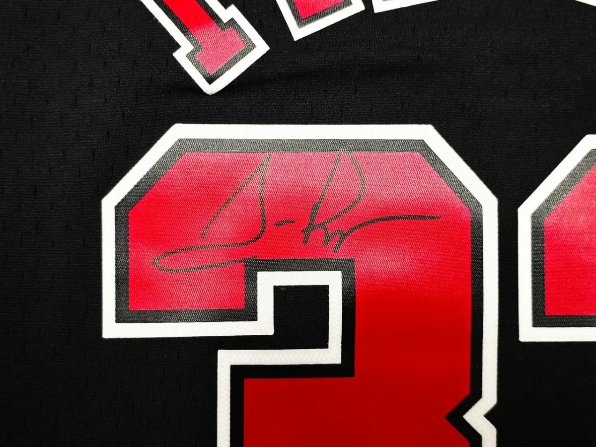 Scottie Pippen Signed Chicago Bulls #33 Mitchell & Ness Jersey – Beckett Witnessed