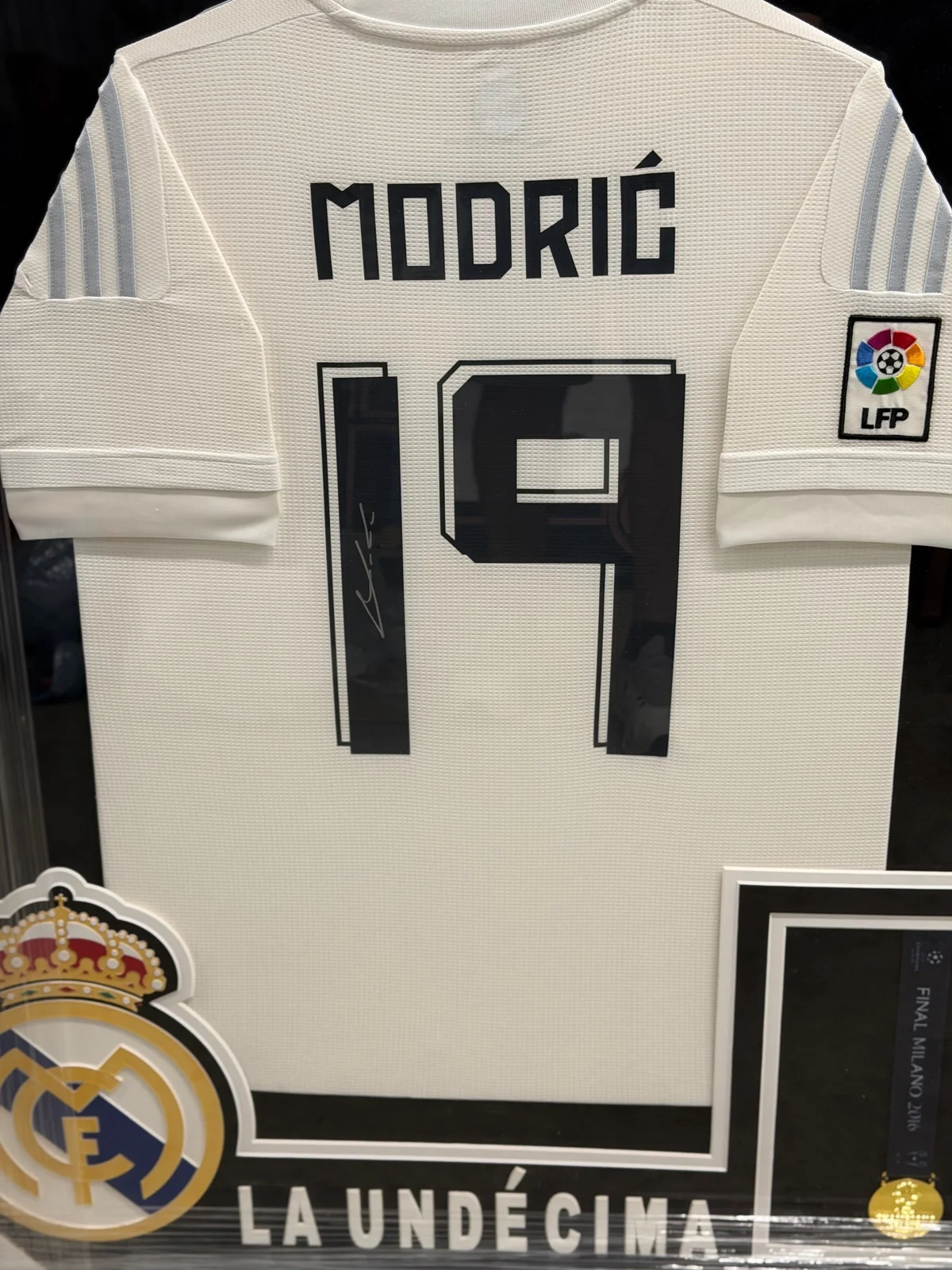 Luka Modric Signed Framed Real Madrid 2015/16 Jersey with Replica Champions League Medal