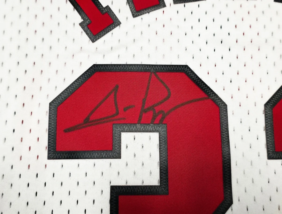 Scottie Pippen Signed Chicago Bulls #33 Mitchell & Ness Jersey – Beckett Witnessed