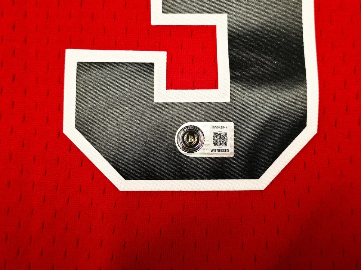 Scottie Pippen Signed Chicago Bulls #33 Mitchell & Ness Jersey – Beckett Witnessed