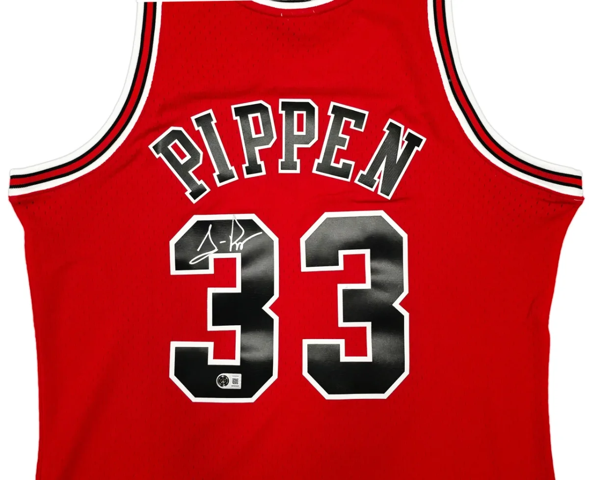 Scottie Pippen Signed Chicago Bulls #33 Mitchell & Ness Jersey – Beckett Witnessed