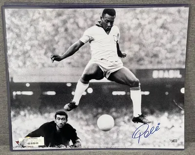 Pelé Signed 16x20 Photo – Iconic Black & White Image - Fanatics Authenticated