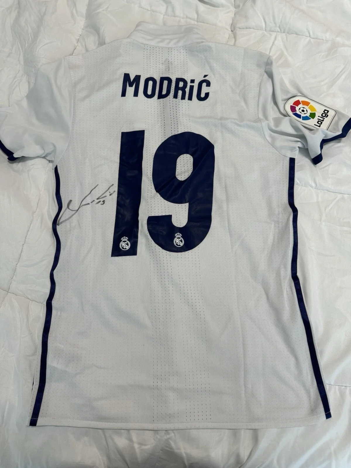 Luka Modrić Signed Real Madrid Jersey – 2016/17 Player Issue