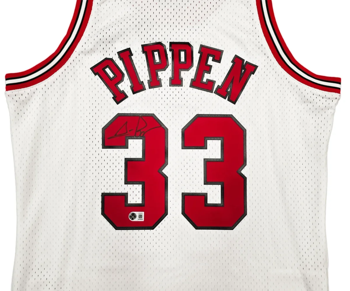 Scottie Pippen Signed Chicago Bulls #33 Mitchell & Ness Jersey – Beckett Witnessed