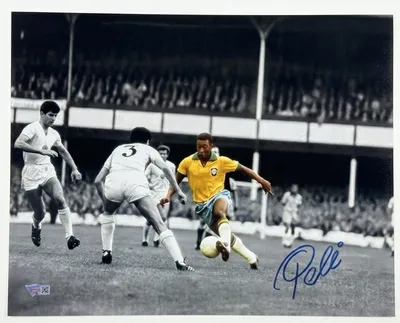 Pelé Signed 11x14 Brazil Iconic Action Photo