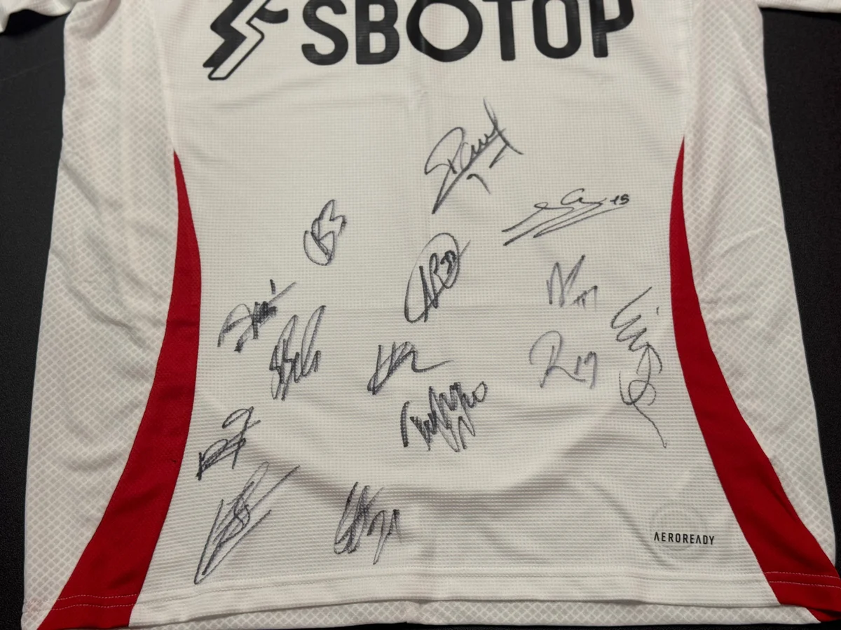 Fulham FC vs. Wolverhampton Wanderers – Squad Signed Match-Issued Jersey