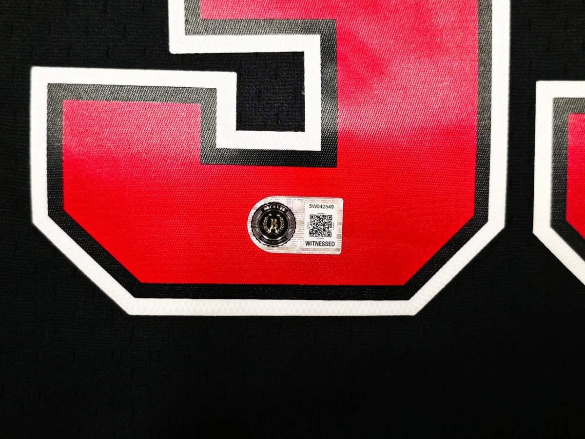 Scottie Pippen Signed Chicago Bulls #33 Mitchell & Ness Jersey – Beckett Witnessed