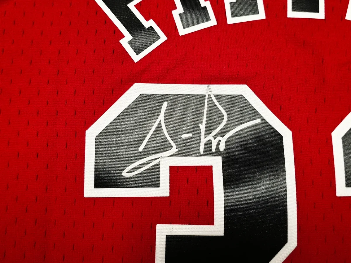 Scottie Pippen Signed Chicago Bulls #33 Mitchell & Ness Jersey – Beckett Witnessed