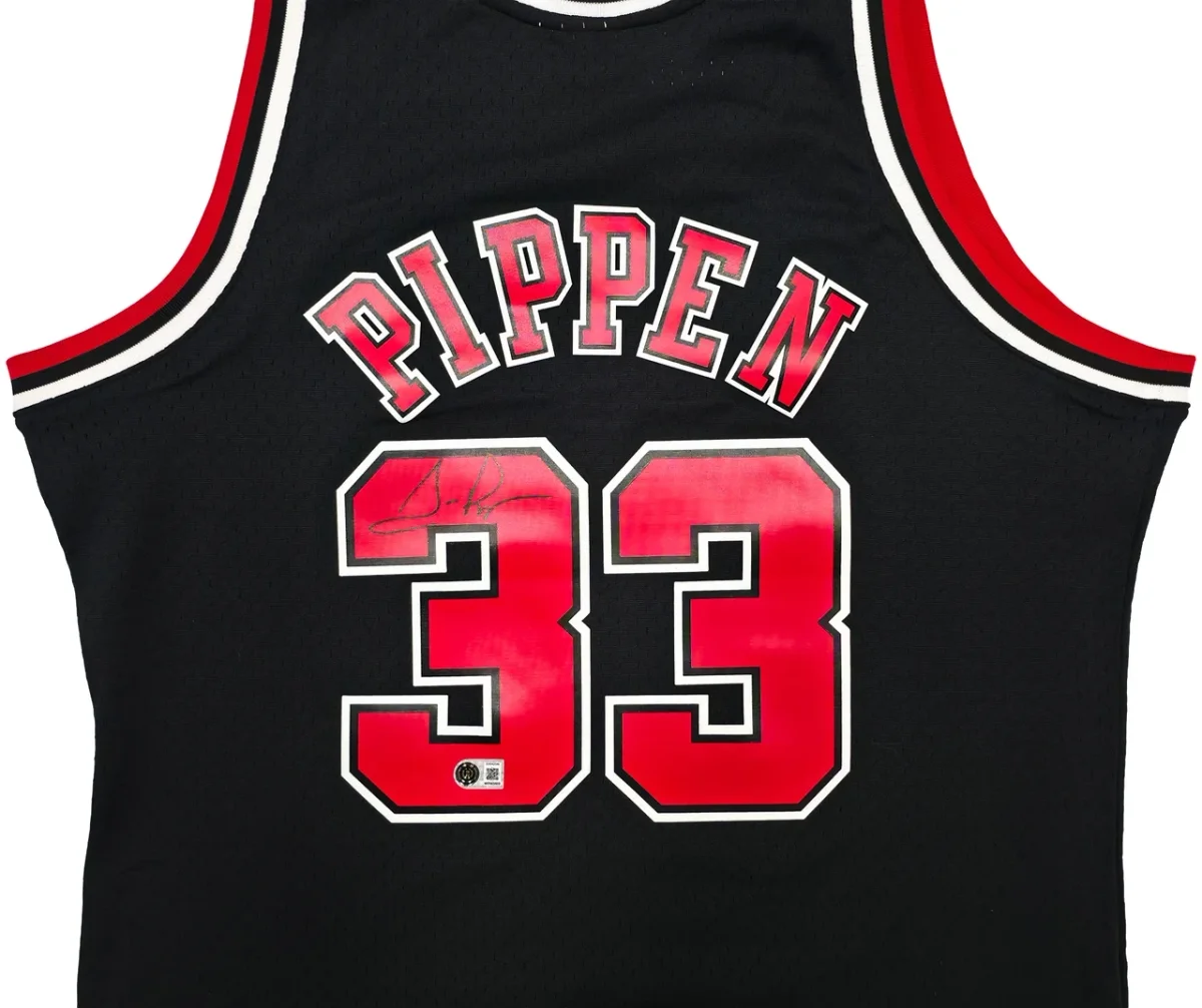 Scottie Pippen Signed Chicago Bulls #33 Mitchell & Ness Jersey – Beckett Witnessed