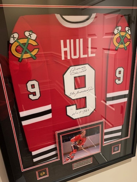 2017 Bobby Hull signed, framed and authenticated Blackhawks away jersey