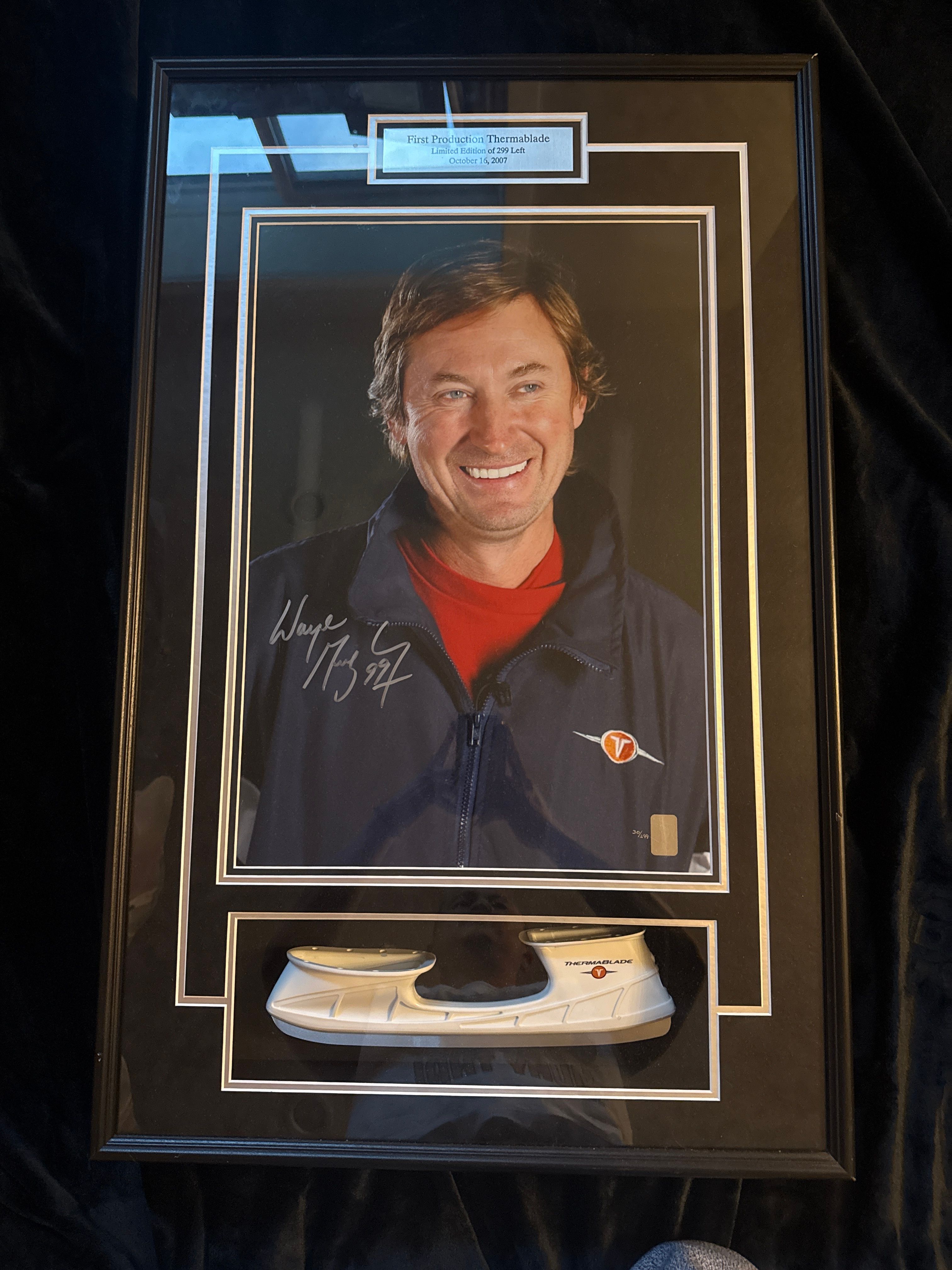 Wayne Gretzky signed pic Shadow box 