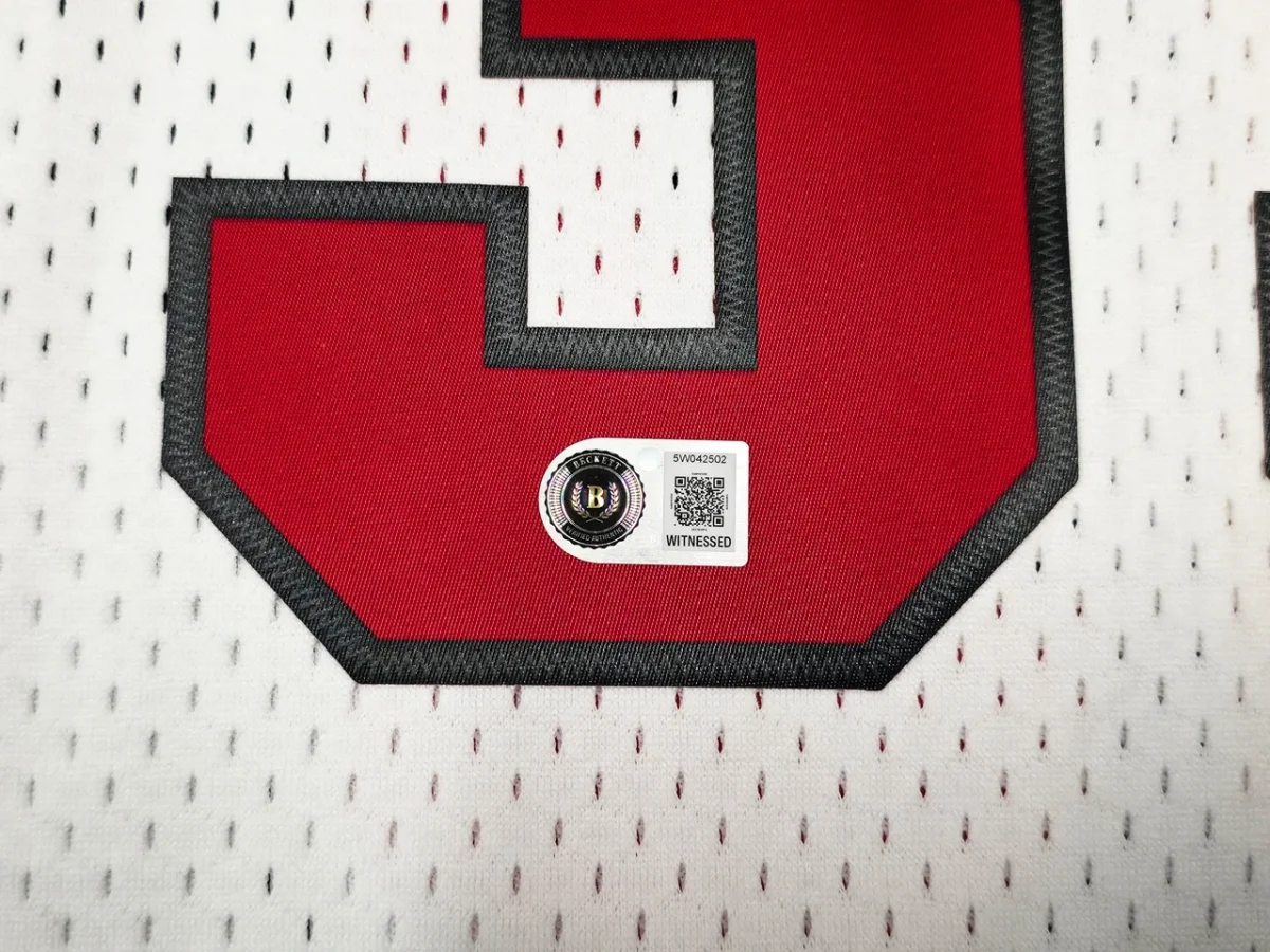 Scottie Pippen Signed Chicago Bulls #33 Mitchell & Ness Jersey – Beckett Witnessed